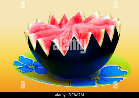 Wassermelone auf dem Teller - Hintergrundfarbe mit Beschneidungspfad Stockfoto