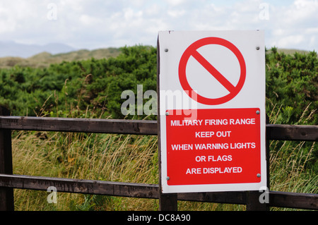 Schild Warnung Menschen, dass sie einem militärischen Schießplatz eingeben. Stockfoto