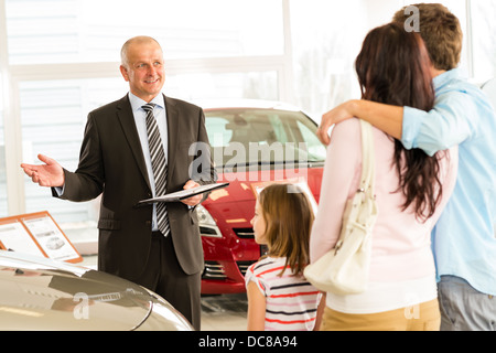 Verkauf Autos kaukasische Familie Verkäufer Stockfoto