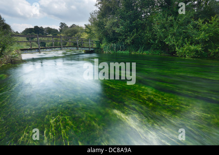 Fußgängerbrücke über den Fluss Itchen in Ovington. Hampshire. England. VEREINIGTES KÖNIGREICH. Stockfoto