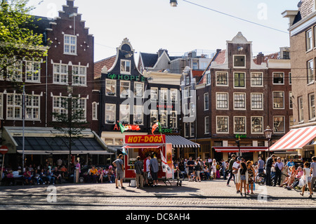 Leute sitzen Außen Cafés und Bars auf dem Platz an der Spitze der Spuistraat, Amsterdam Stockfoto