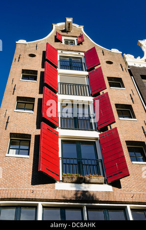 Roten Fensterläden auf ein Haus in Amsterdam Stockfoto