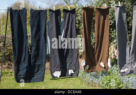 Waschen Linie Hosen trocknen in einem Garten an einem sonnigen Tag Stockfoto