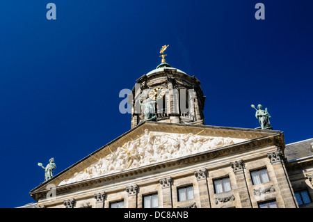 Uhr auf dem königlichen Palast am Dam Square, Amsterdam Stockfoto