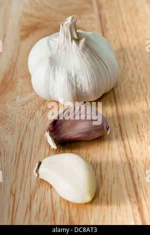 Knoblauch, ganze und Nelken Stockfoto