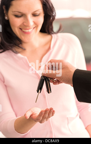 Porträt der glückliche Frau Autoschlüssel von Agent erhalten Stockfoto