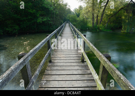 Brücke über den Fluss Test in Wherwell. Hampshire. England. VEREINIGTES KÖNIGREICH. Stockfoto