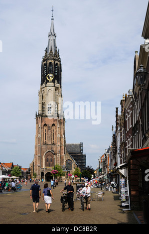 Oude Kerk (alte Kirche) und Marktplatz in Delft, Niederlande Stockfoto