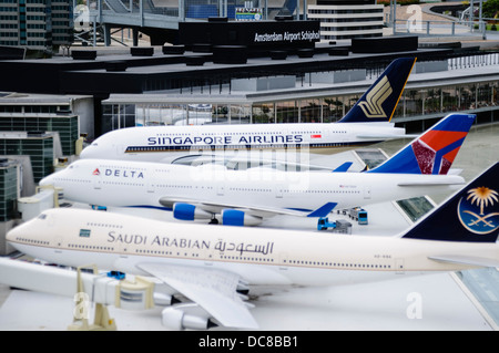 Flugzeuge warten am Stand auf dem Flughafen Schiphol, in Madurodam Interactive Miniatur Park, Niederlande Stockfoto