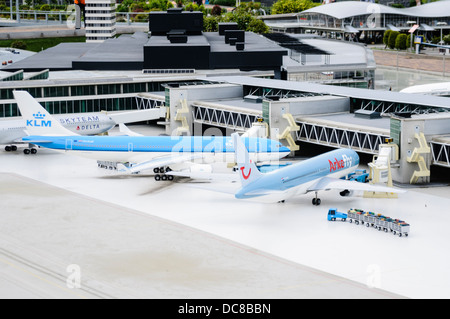 Flugzeuge warten am Stand auf dem Flughafen Schiphol, in Madurodam Interactive Miniatur Park, Niederlande Stockfoto