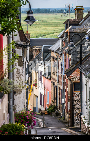 Hübschen Seitenstraße befindet sich in Saint-Valery-Sur-Somme, einer Gemeinde im Departement Somme, Nord-Frankreich. Stockfoto