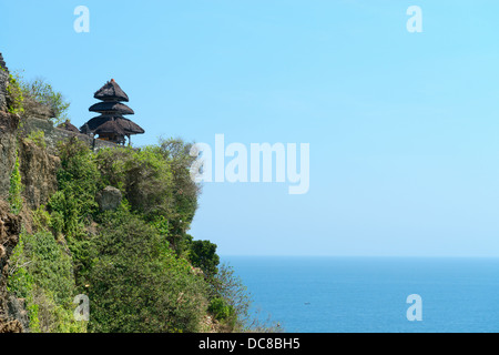 Pura Luhur Uluwatu Tempel, Bali auf hohen Felsen über tropischen Meer Stockfoto