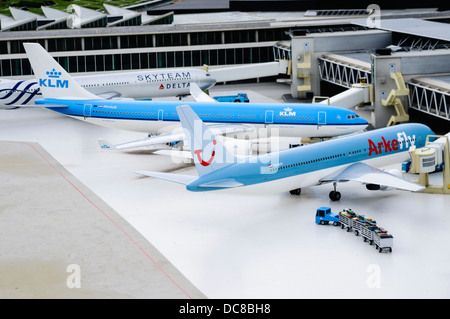 Flugzeuge warten am Stand auf dem Flughafen Schiphol, in Madurodam Interactive Miniatur Park, Niederlande Stockfoto