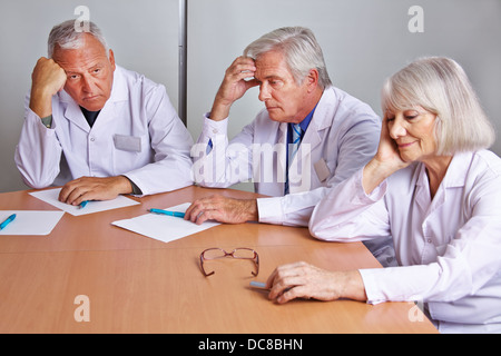 Drei sorgen Ärzte denken in einer Teambesprechung Stockfoto