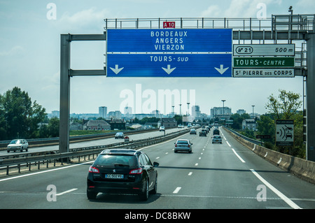 Overhead unterzeichnen und Autos auf der Autobahn A10 in der Nähe von Tour (die Stadt in das Tal der Loire) für Bordeaux, Angers und Vierzon. Indre-et-Loire, Frankreich. Stockfoto