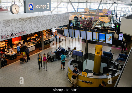 Abflug-Lounge im Flughafen Schiphol, Amsterdam Stockfoto