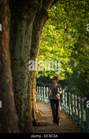 Im Sommer ist eine junge Frau, Joggen in einem Park von Vichy durch einen späten Nachmittag (Allier - Auvergne - Frankreich). Stockfoto