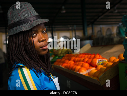 Frau mit einem Hut im Mercado Central, Maputo, Mosambik Stockfoto