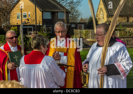 Anglikanische Priester Segen Palm Kreuze am Palmsonntag Stockfoto