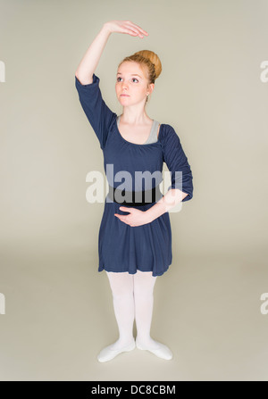 Junge blonde weibliche Teenager im Ballett Kleid im Tanz Pose stehen Stockfoto