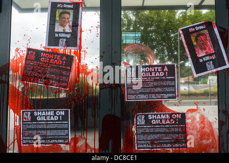 Paris, Frankreich. Französische AIDS-Aktivisten, Act Up Paris, Demonstration gegen Amercian Pharmaceutical Lab, Gilead Science, weil sie ihr HVC 'Hepatitis C)-Medikament für kranke Patienten, Sofosbuvir, nicht genehmigt haben. Detail französisches Protestposter mit falschem Blut auf der Bürofassade, große Pharmaproteste, Harvoni, Sovaldi, Schauspiel-Poster Stockfoto