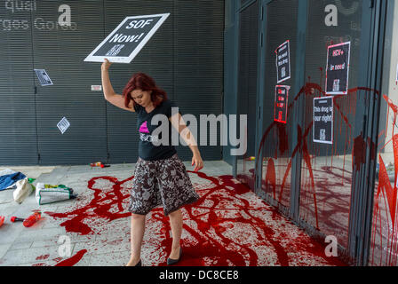 Paris, Frankreich. Französische AIDS-Aktivisten, Act Up Paris, Demonstration Against American Pharmaceutical Lab, Gilead SC-ience, for not Approve their HVC Hepatitis drugs for Kranke Patients, Sofosbufir. Sofosbuvir (Rachel) Walking in Fake Blood, große Pharmaproteste, Aktivismus Kunst, Frauen protestieren Stockfoto