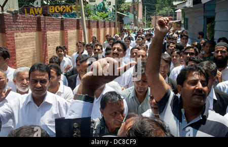 Srinagar, indisch verwalteten Kaschmir 12thAugust 2013.  . Kashmirri Rechtsanwälte schreien pro-Unabhängigkeit Parolen während einer Protestaktion März gegen die jüngsten kommunalen Auseinandersetzungen in Kishtwar Bezirk, 300 Kilometer südlich von Srinagar, die Sommer-Hauptstadt von Indien verwalteten Kaschmir. Zwei Menschen wurden getötet und Eigentum Wert Crores beschädigt bei Zusammenstößen zwischen Hindus und Moslems Gemeinschaften seit August 9. (Sofi Suhail / Alamy Live News) Stockfoto