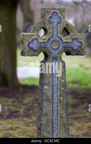 Grabstein - Kreuz viktorianischen Stein auf einem alten Friedhof Stockfoto