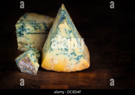 Stilton reifer Blauschimmelkäse - dunklen Hintergrund Stockfoto