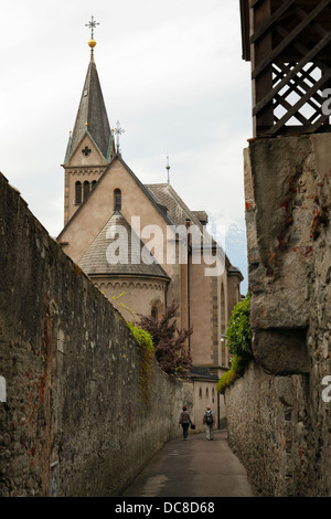 Ein Spaziergang durch die engen Gassen von Meran, Südtirol Stockfoto