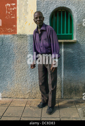 Alte Mann auf der Straße, Inhambane, Mosambik Stockfoto