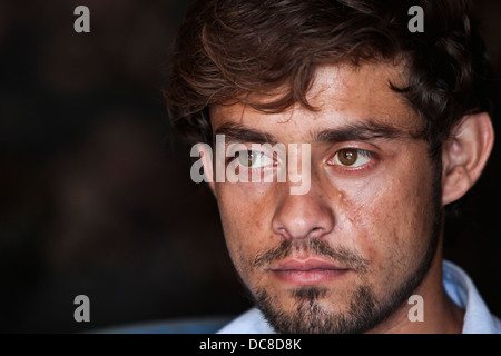 Afghanische männlichen Studenten mit lebendigen grünen Augen Stockfoto