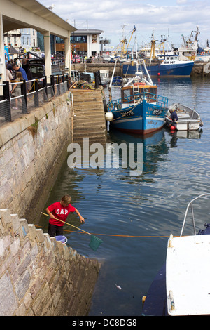 Brixham, Rückkehr zu fangen, Meer, Sommer, Reiseziel, in einer Reihe, Stein, Boot, Brixham, Krabbe, Angeln, Hafen, Hummer, Liegeplatz, po Stockfoto