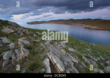 Blick auf das kleine Meer (Baikalsee) von Khibin Insel. Sibirien, Russland Stockfoto