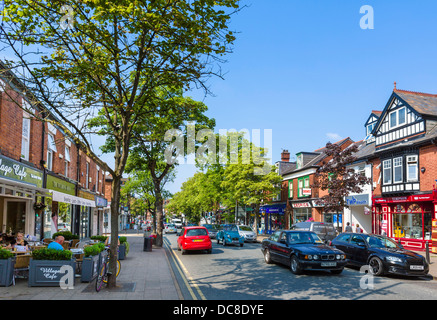 Café und Geschäfte auf der High Street (London Straße) im Dorf-Zentrum, Alderley Edge, Cheshire, England, UK Stockfoto