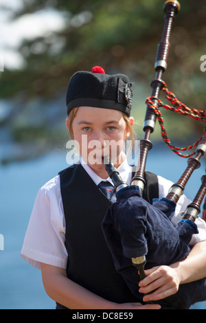 Shanna Fleming Mädchen Piper der Goulburn Soldaten Club Pipes & Drums auf der Isle of Skye Highland Games 2013 in Portree, Schottland, UK Stockfoto