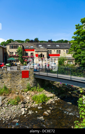 Fluß Holme und das Old Bridge Hotel in Holmfirth, West Yorkshire, England, Vereinigtes Königreich Stockfoto