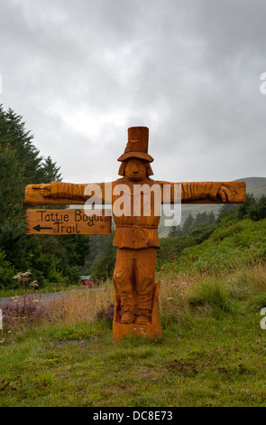 Aus Holz geschnitzte lebensgroße Holz Vogelscheuche Typ Abbildung auf der Insel Skye, Schottland, auf Tattie Bogal Trail, Großbritannien Stockfoto