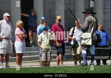 Eine Reenactor gekleidet wie eine koloniale Minuteman am Bunker Hill Monument in Boston, Massachusetts Stockfoto