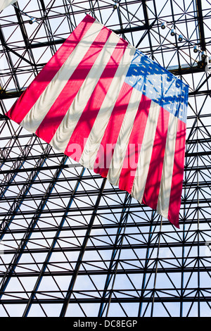 Amerikanische Flagge hängen von der Atrium-Sparren des J-F-Kennedy-Bibliothek und Museum, Boston, Massachusetts Stockfoto