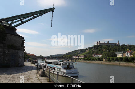 Ein Ausflugsschiff Anker auf dem Main zwischen dem alten Kran und die Festung Marienberg in Würzburg, Deutschland, 11. August 2013. Foto: KARL-JOSEF HILDENBRAND Stockfoto