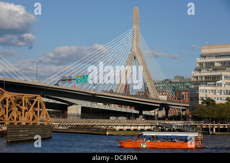 Leonard P. Zakim Bunker Hill Brücke über den Charles River in Boston, Massachusetts Stockfoto