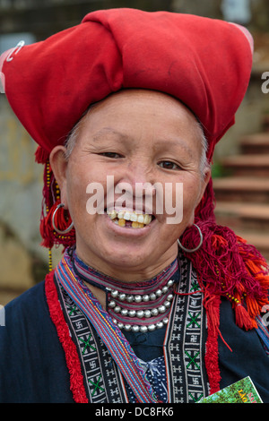 Einen roten Dao Frauen und ethnische Kopf Kleid in Sapa, Vietnam, Asien. Stockfoto