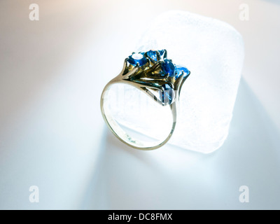 Schmuck: Saphir-Ring-Stillleben Stockfoto