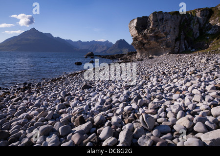 Der Kiesstrand und die Geologie am Lochside von Elgol  die Cuillin Hills & Scottish Highlands über Loch Scavaig bis Loch Coruisk, Schottland, Großbritannien Stockfoto