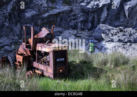 Felsvorsprung und Bla Bheinn und Beinn Na Caillich Cuillin Berge, Geologe am Loch Slapin Steinbruch am Ben Suardal, Isle of Skye, Schottland, Großbritannien Stockfoto