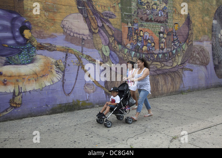 Menschen zu Fuß weitergegeben ein großes Wandgemälde Stillwell Avenue gegenüber der u-Bahnstation auf Coney Island, Brooklyn, NY. Stockfoto