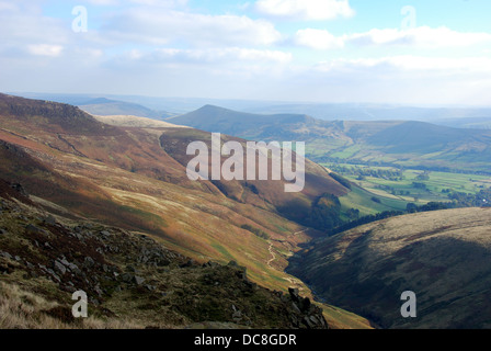 Blick auf Grindsbrook Clough, Südrand der Kinder Scout, mit Edale und Lose Hügel hinaus Peak District, UK Stockfoto