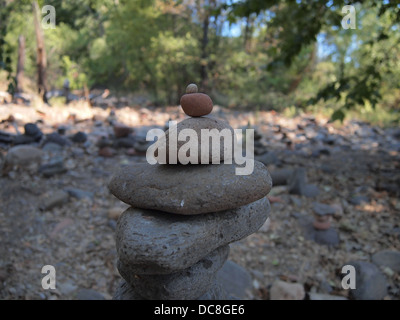 Stein-Stack auf dem Weg nach Cathedral Rock, eine magnetische (weibliche) Energiewirbel, Sedona, Arizona, USA Stockfoto