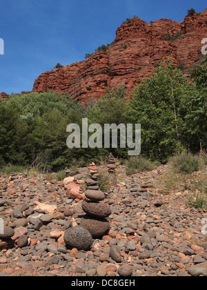 Stein-Stack am Buddha Beach, Cathedral Rock, eine magnetische (weibliche) Energiewirbel, Sedona, Arizona, USA Stockfoto